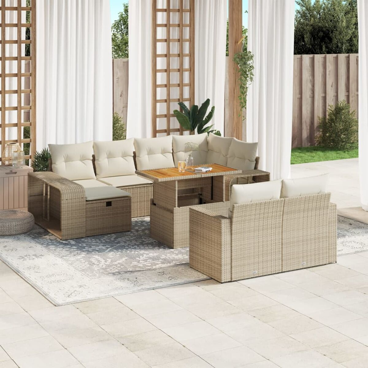 Rattan-Sofa-Set im Freien mit Couchtisch und Kissen auf einer gefliesten Terrasse mit Vorhängen.