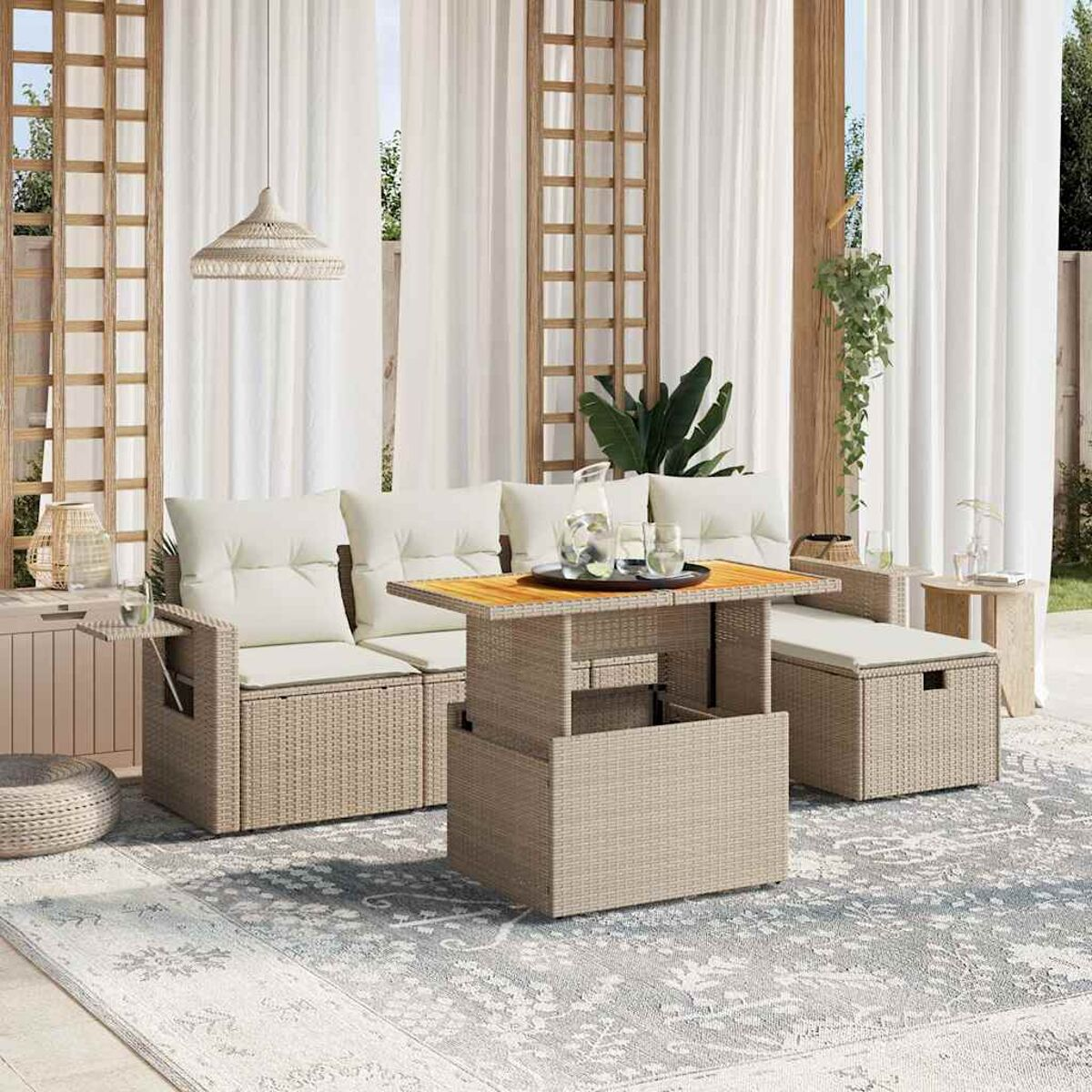 Set divano in rattan da esterno con tavolo sollevabile. Include cuscini color crema e un tappeto.