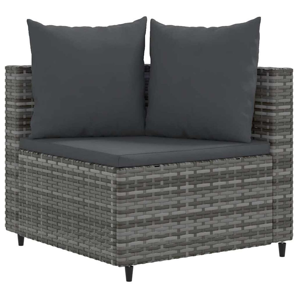 Divano angolare in rattan grigio con due cuscini grigio scuro. Gambe nere. Tessuto visibile.