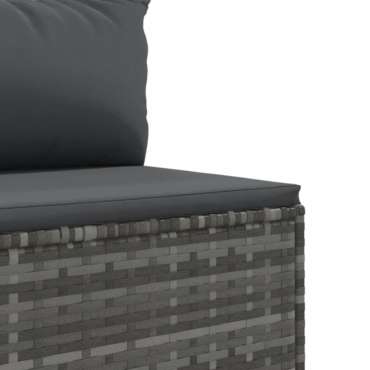 Primer plano de sofá de mimbre gris con cojín gris. Fondo blanco.