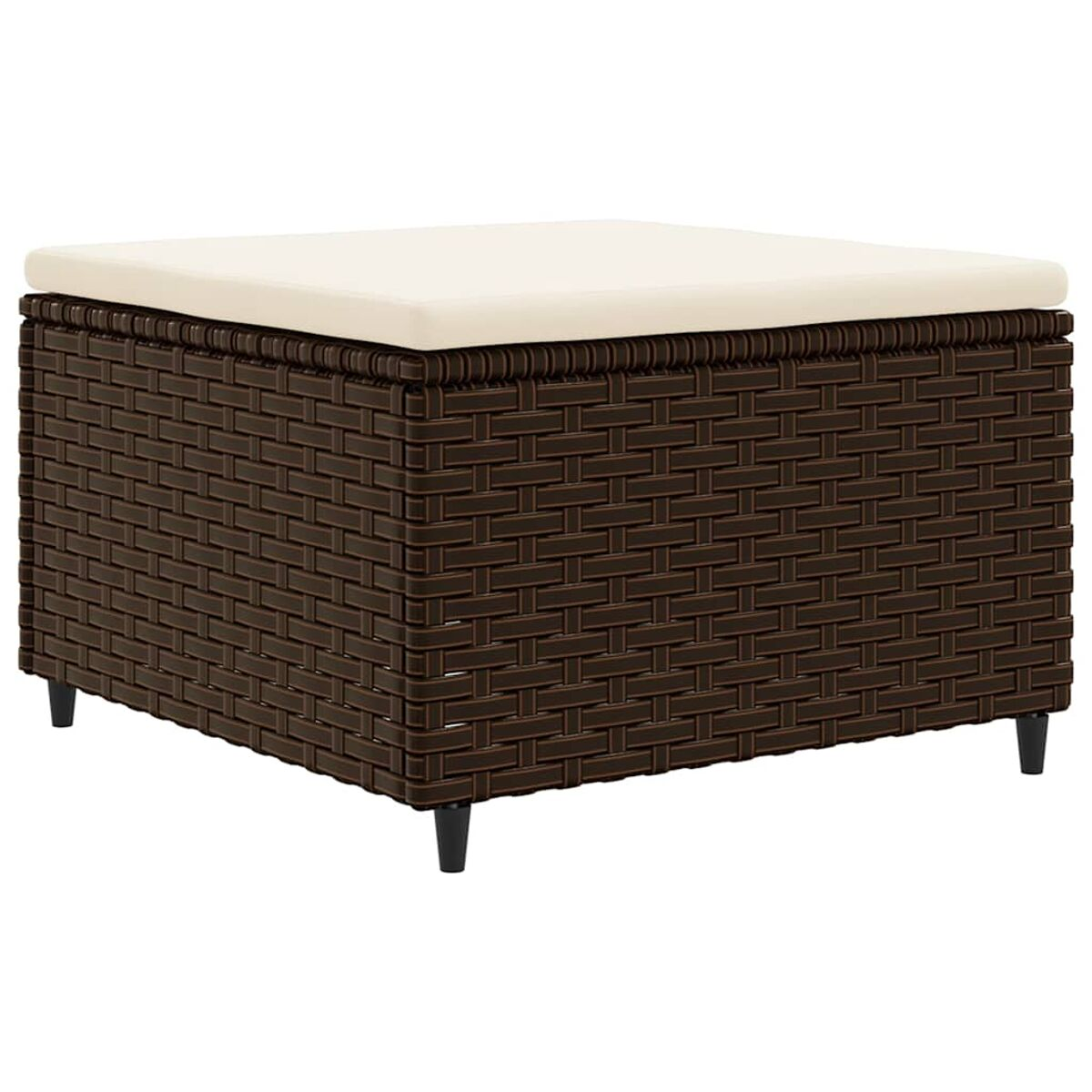 Pouff quadrato in rattan marrone con cuscino beige. Gambe nere. Sfondo bianco.