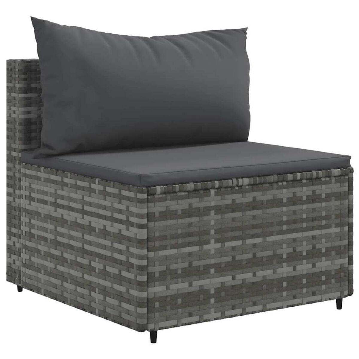Sedia in vimini grigia con un cuscino grigio. La sedia è un design a seduta singola. Lo sfondo è liscio e bianco.