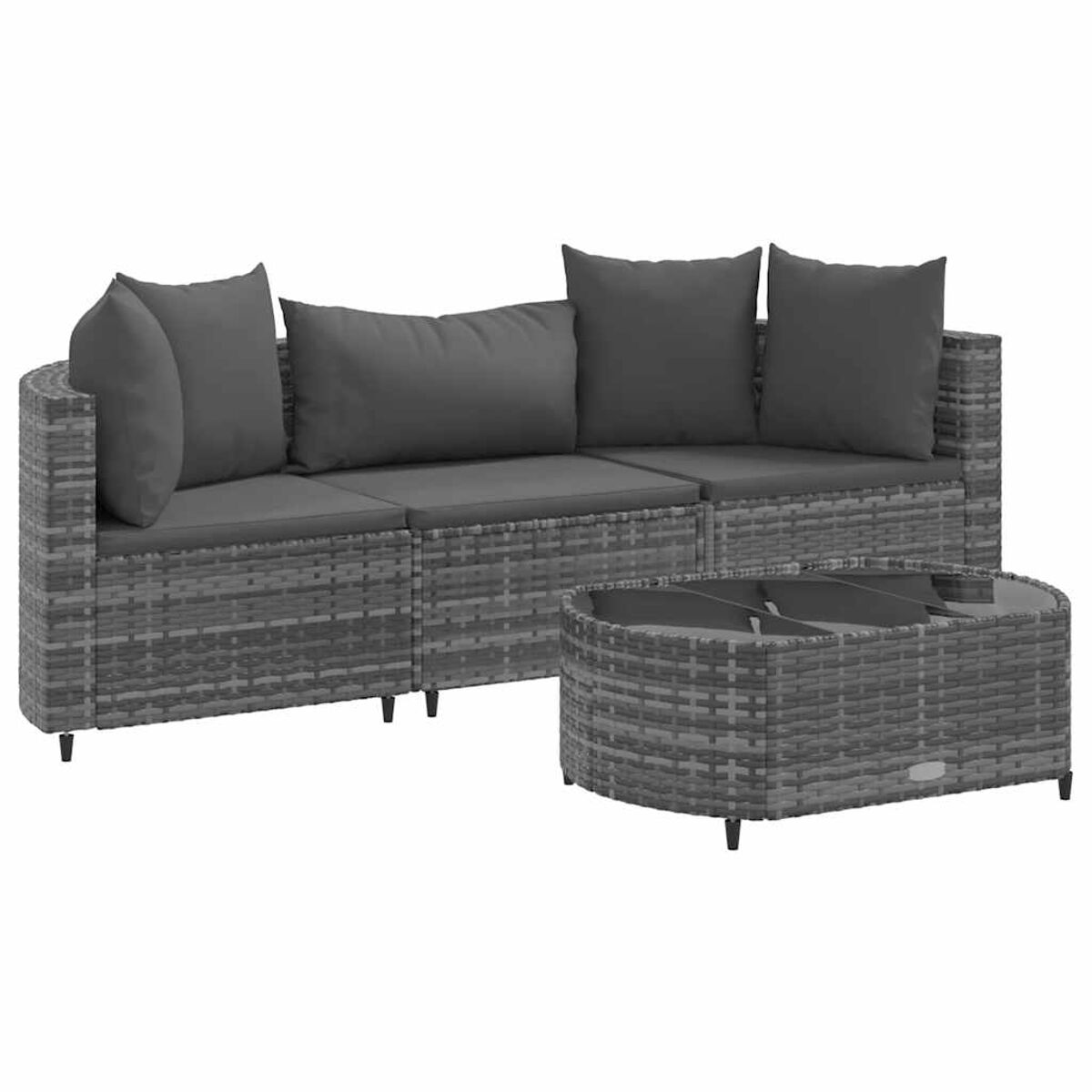 Divano in rattan grigio con tre cuscini e tavolino.