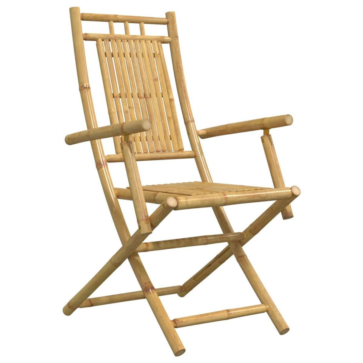 Ein Bambus-Klappstuhl. Er hat eine Lamellenlehne und -sitzfläche sowie Armlehnen. Der Stuhl ist leer.