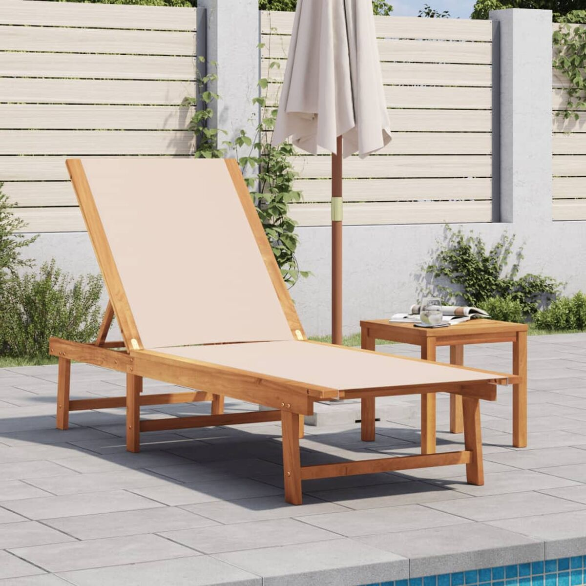 Lettino prendisole in legno con tessuto beige, tavolino e ombrellone. Ambientazione a bordo piscina.
