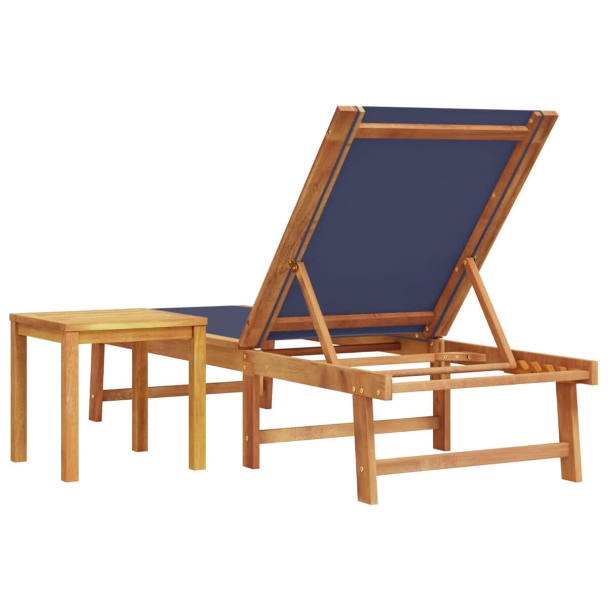 Lettino in legno con tendalino blu e tavolino. Ambientazione esterna. Sfondo bianco.