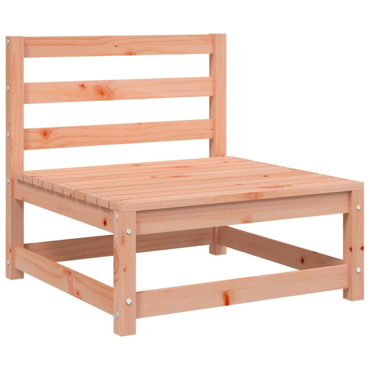 Heller Holzstuhl mit horizontalen Lamellen für Rücken und Sitz, auf weißem Hintergrund.