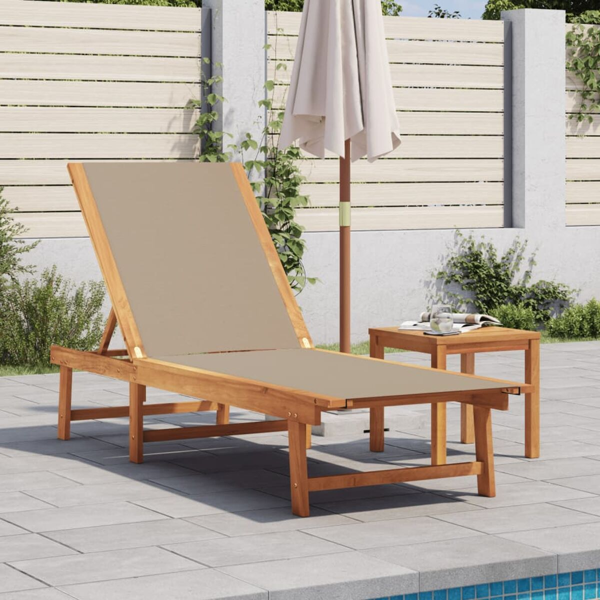 Una chaise longue in legno con un tavolino, vicino a una piscina, con un ombrellone.