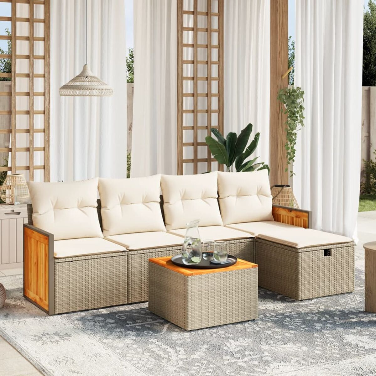 Outdoor-Sofaset mit beigen Kissen, Holzakzenten. Inklusive Tisch. Weiße Vorhänge im Hintergrund.