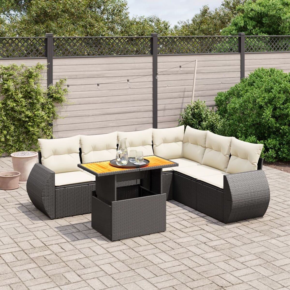 Terrassenmöbel-Set mit weißen Kissen.