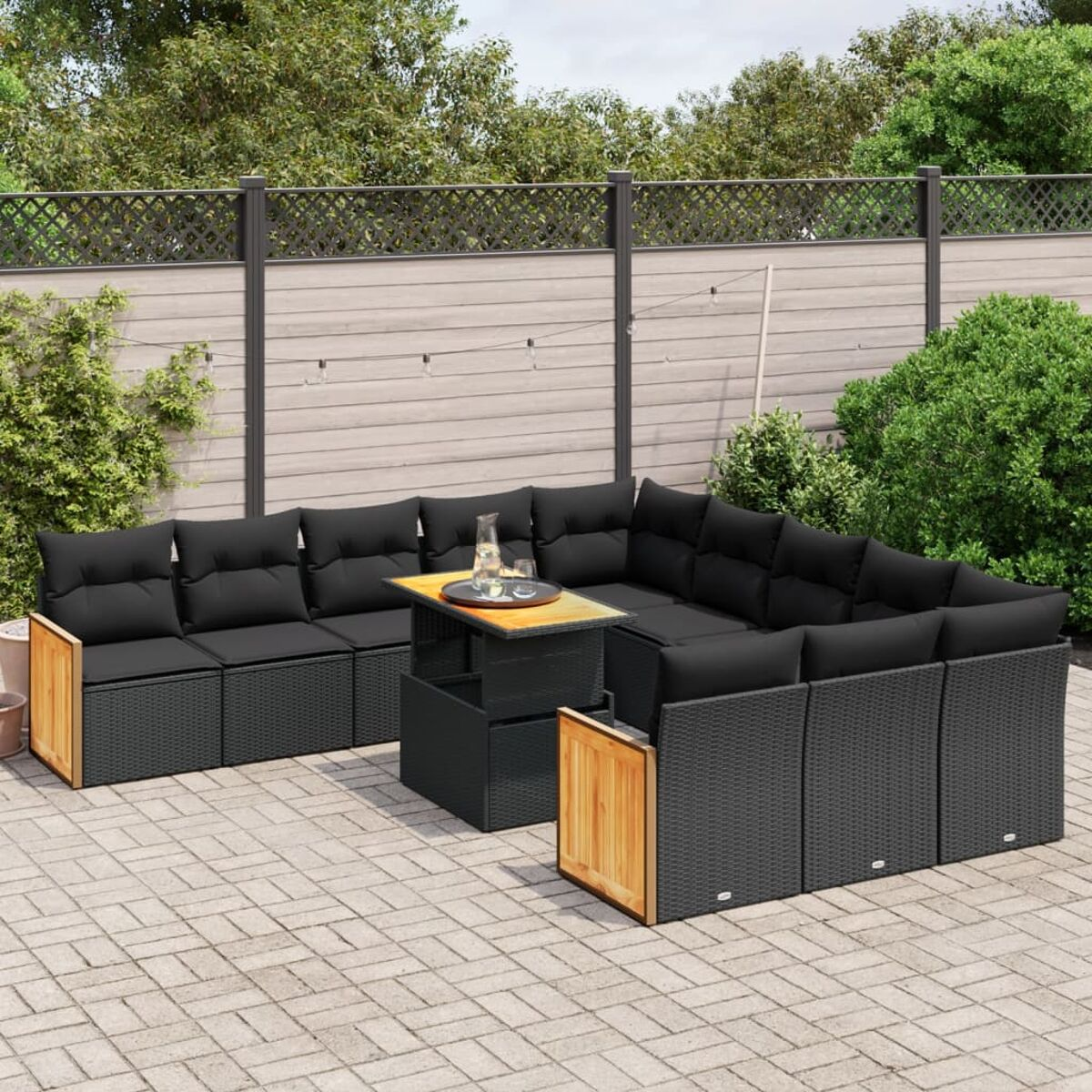 Schwarzes Korb-Outdoormöbel-Set mit Holztisch. Enthält Sofa, Tisch und Stühle. Auf Ziegeln.
