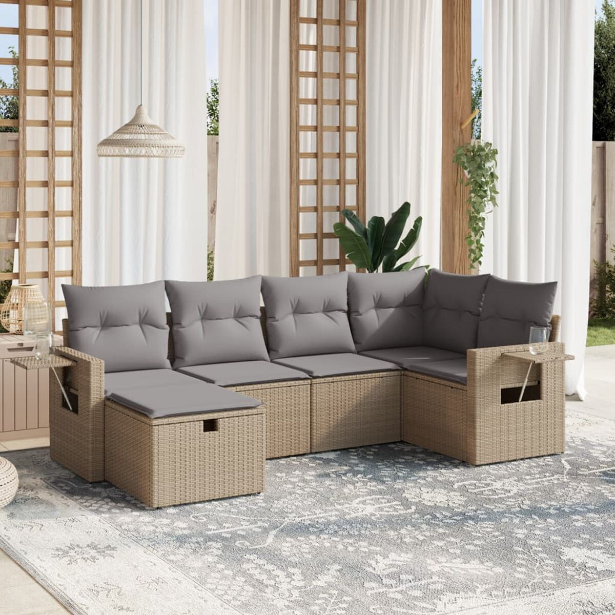 Beiges Ecksofa mit grauen Kissen steht auf einem gemusterten Teppich draußen mit Vorhängen und Pflanzen.