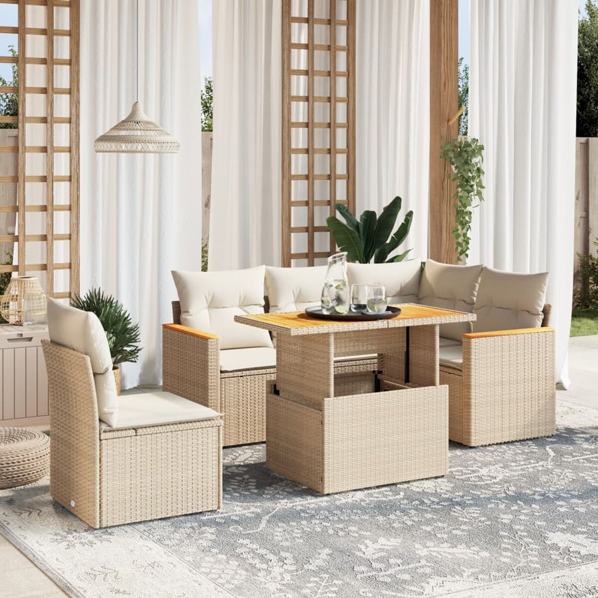 Terrassenset mit beigefarbenen Kissen, einem Tisch und einem Teppich.