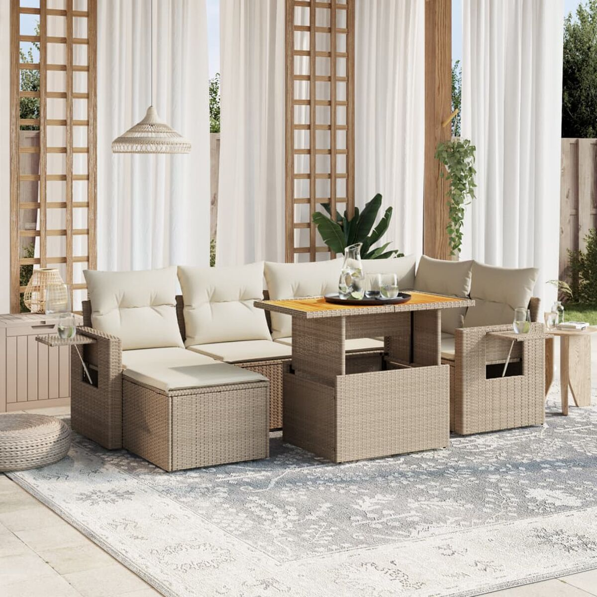 Set di mobili da patio all'aperto, cuscini beige, un tavolo sollevabile e un tappeto.