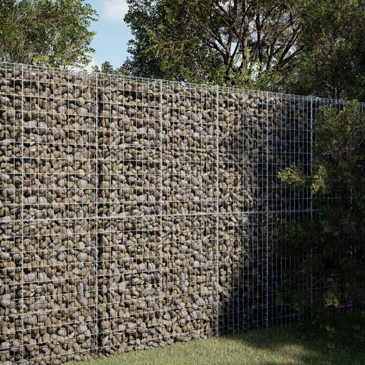 Gabionenwand. Drahtgeflecht gefüllt mit Steinen. Grünes Gras unten, Bäume im Hintergrund.
