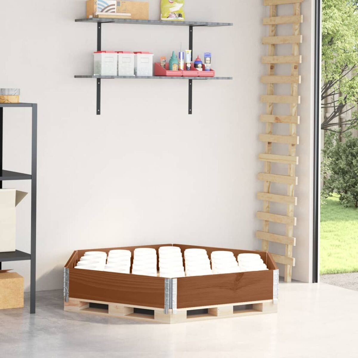 Un bancale di legno con una scatola di legno piena di contenitori bianchi. Mensole con oggetti sono sul muro. Una scala è visibile.