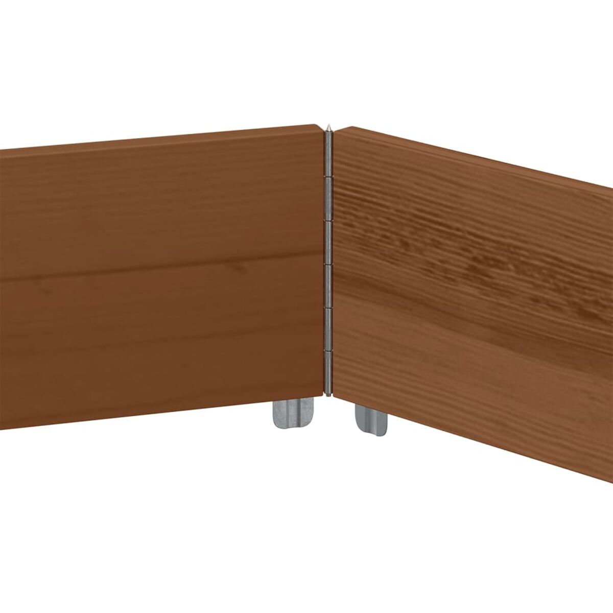 Primo piano di due pannelli di recinzione in legno marrone collegati da cerniere.