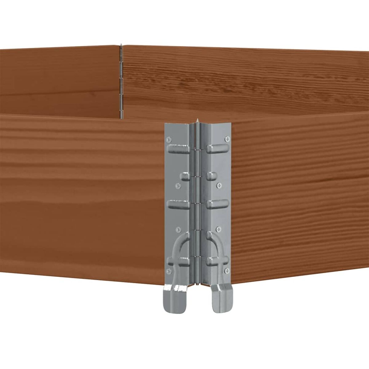 Primo piano di un angolo di fioriera in legno che mostra cerniere metalliche. Legno color marrone.