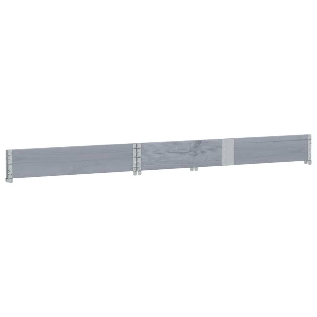 Una lunga sezione di recinzione in legno grigio composta da assi orizzontali, su sfondo bianco.