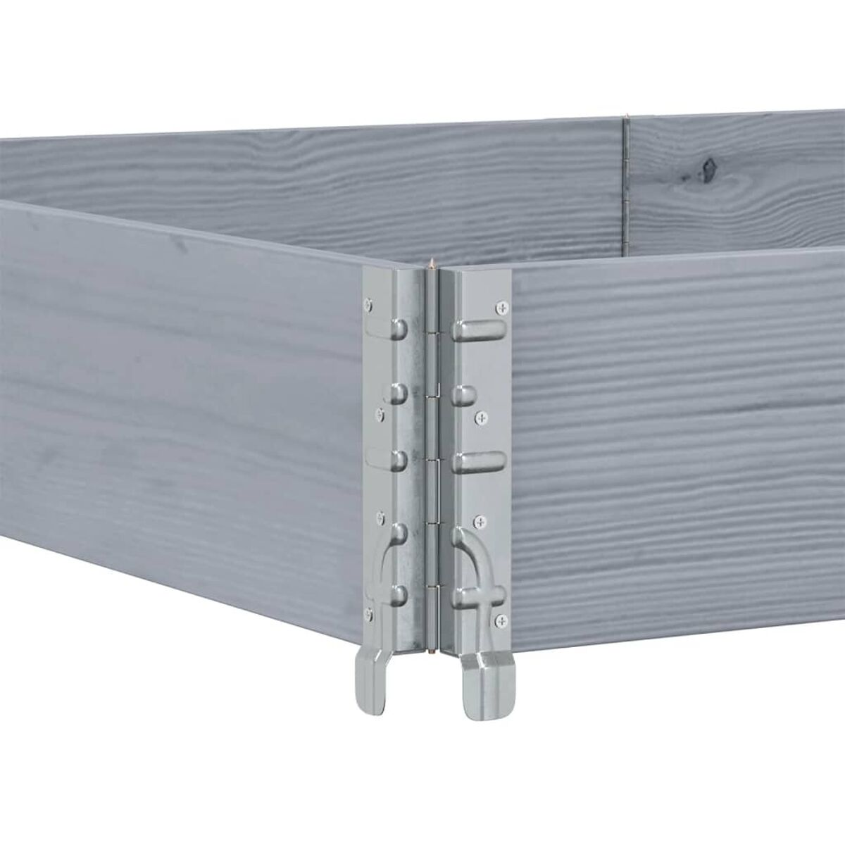 Primo piano di un angolo in legno con cerniere metalliche.