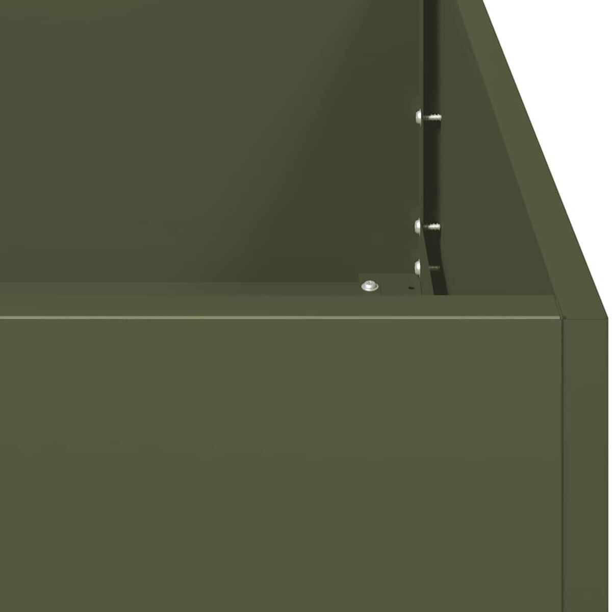 Primo piano di un angolo di una fioriera verde scuro.