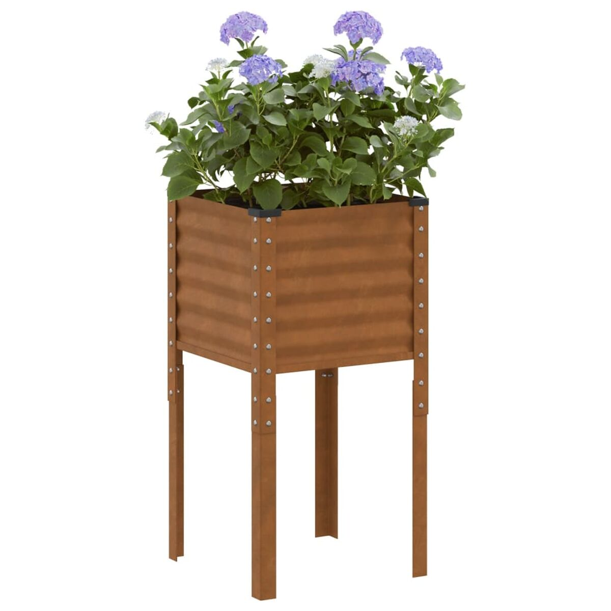 Una fioriera in legno marrone piena di fiori viola su sfondo bianco.
