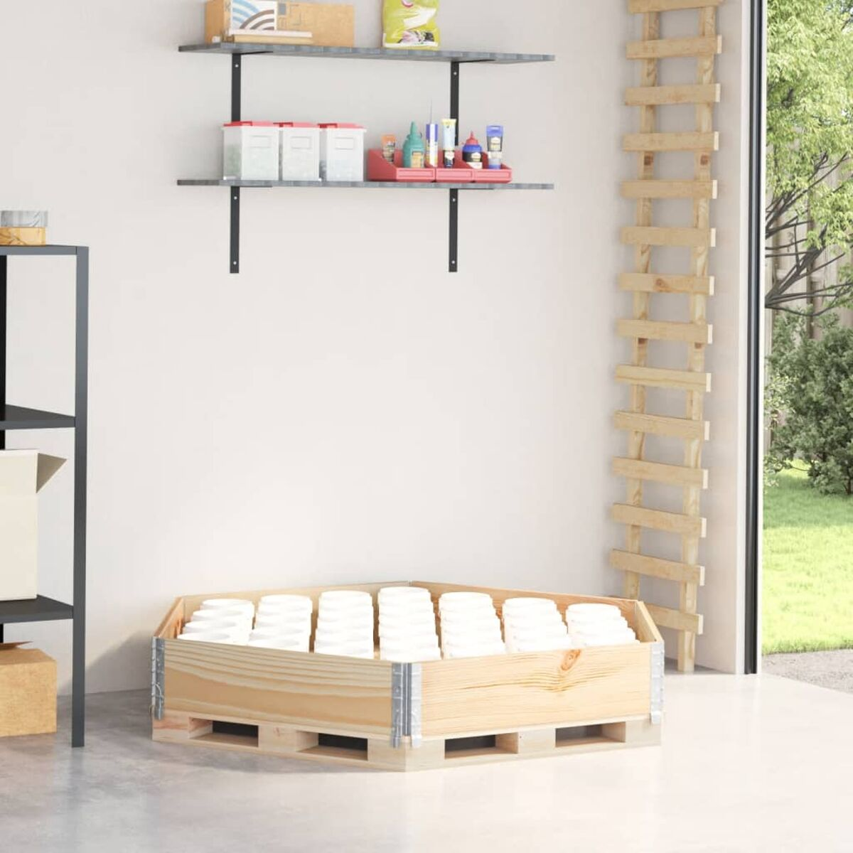 Pallet di legno con una scatola di legno che contiene tazze bianche. Ripiani con oggetti sopra.