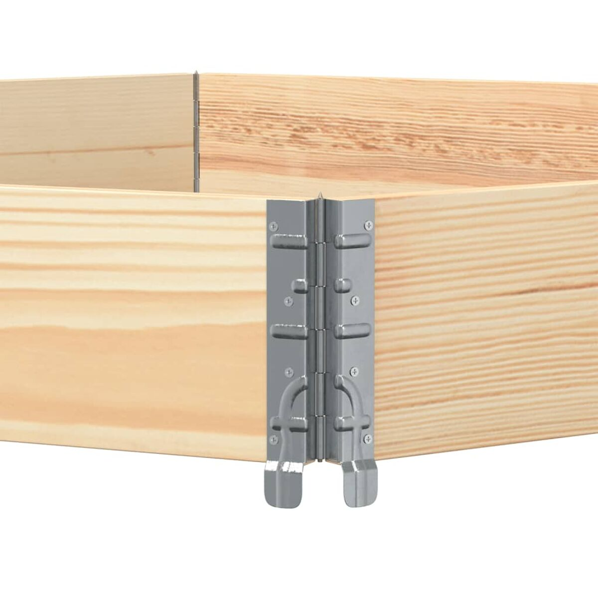 Un angolo di una fioriera in legno con cerniere metalliche. Colore legno marrone chiaro.