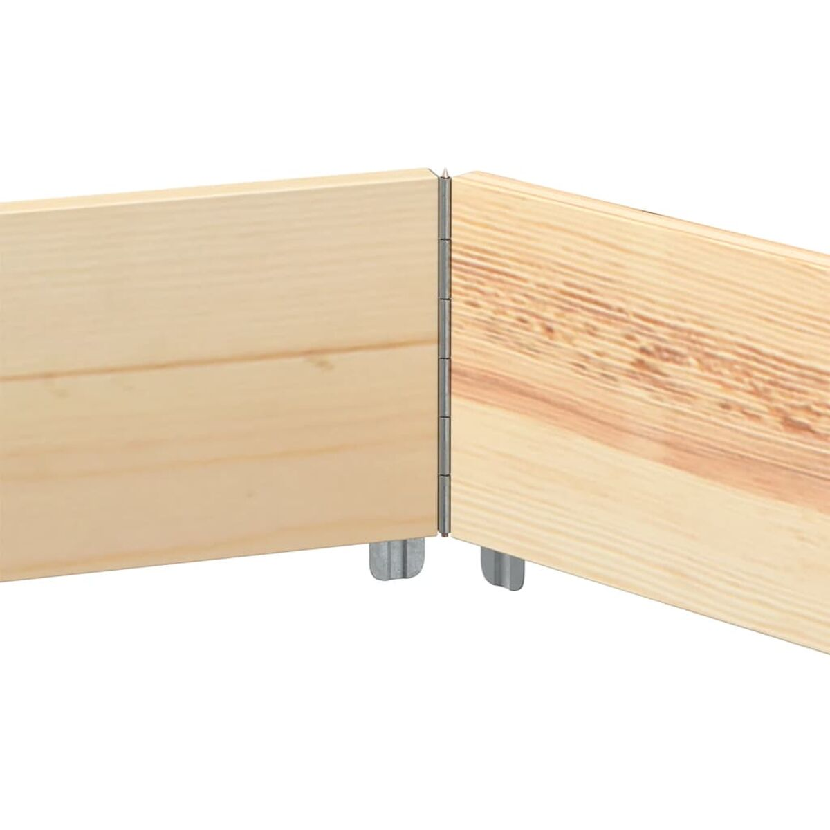 Primo piano di due assi di legno unite ad angolo retto. Il legno è marrone chiaro.