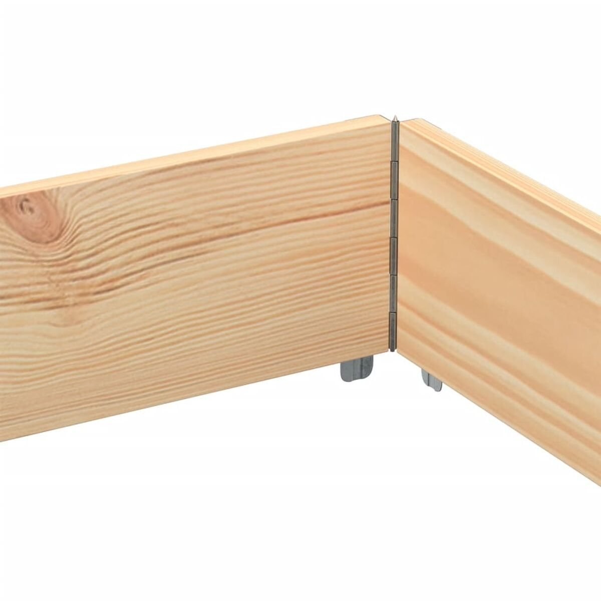Nahaufnahme von zwei Holzbrettern, die mit Metallscharnieren verbunden sind. Das Holz ist hell.