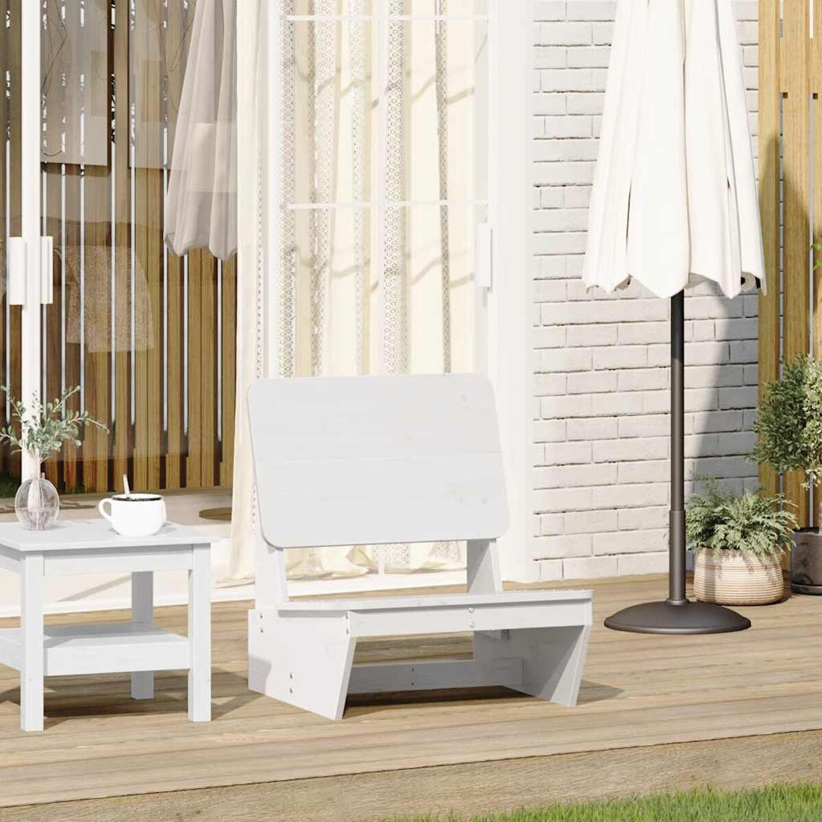 Sedia bianca e tavolino su un terrazzo in legno. Ombrellone bianco e muro di mattoni visibili.