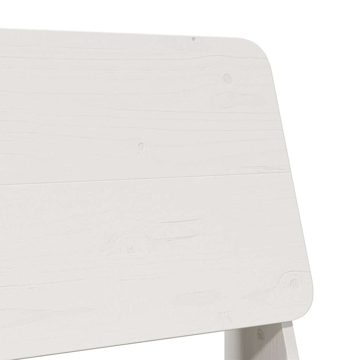 Primo piano di una testiera in legno bianco. La venatura del legno è visibile. Gli angoli sono arrotondati.