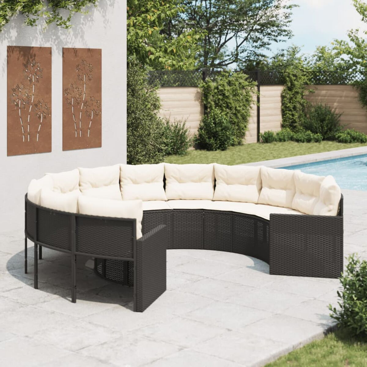 Geschwungenes Outdoor-Sofa mit weißen Kissen, schwarzem Rahmen, auf Steinterrasse.