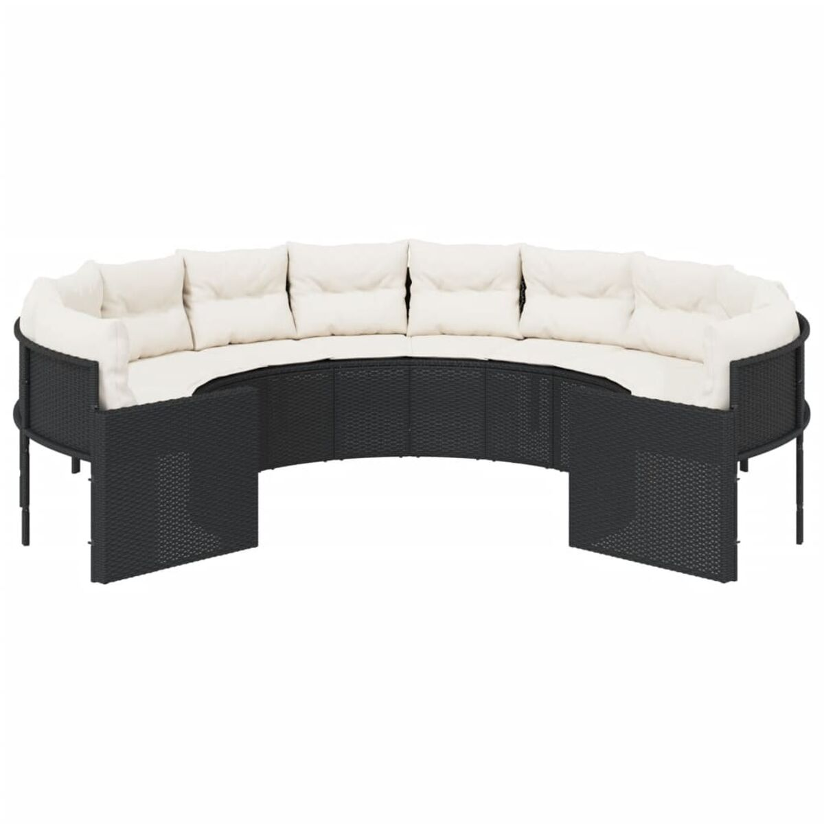 Ein geschwungenes schwarzes Rattan-Sofa mit weißen Kissen. Es hat eine runde Form.