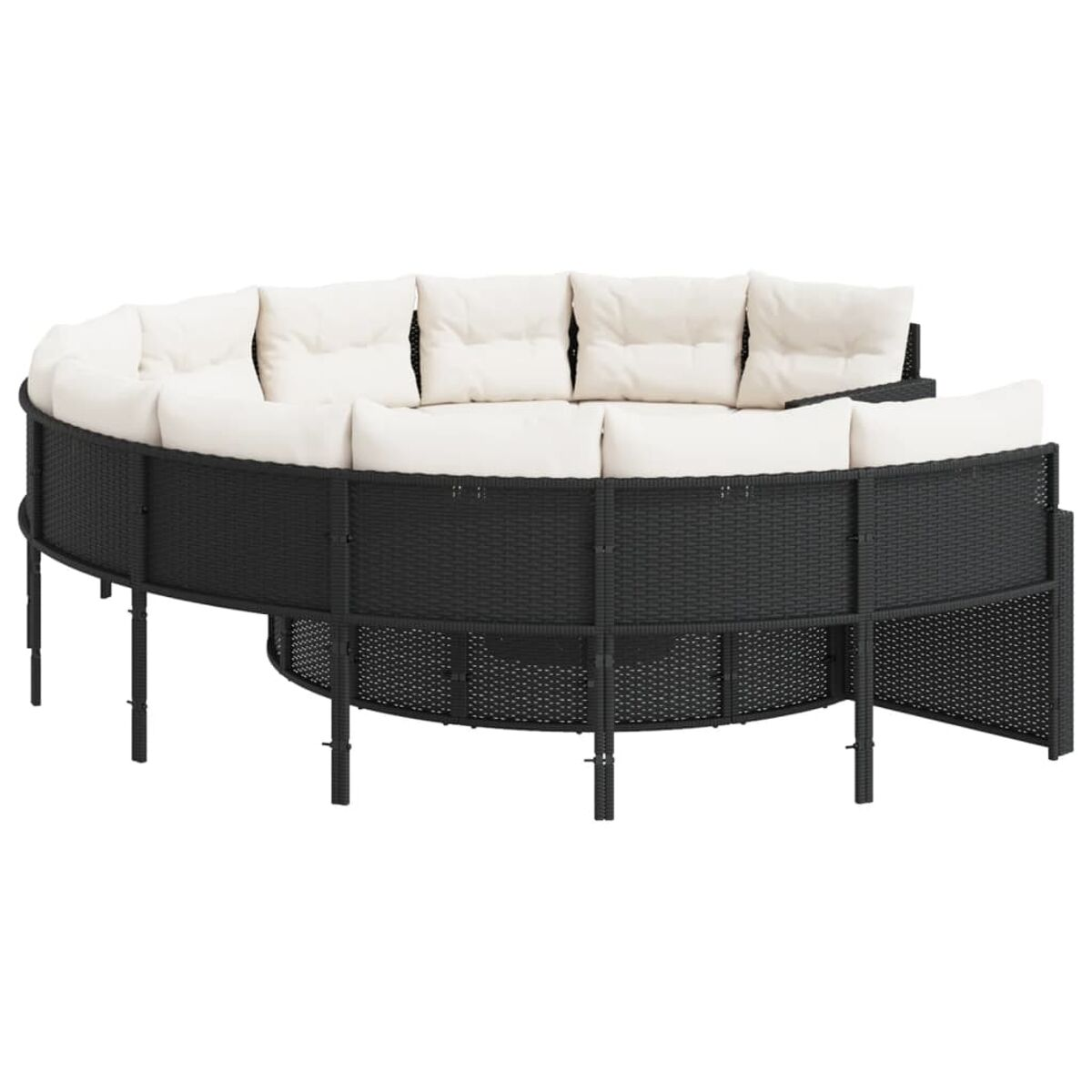 Ein schwarzes, gebogenes Outdoor-Sofa mit weißen Kissen.