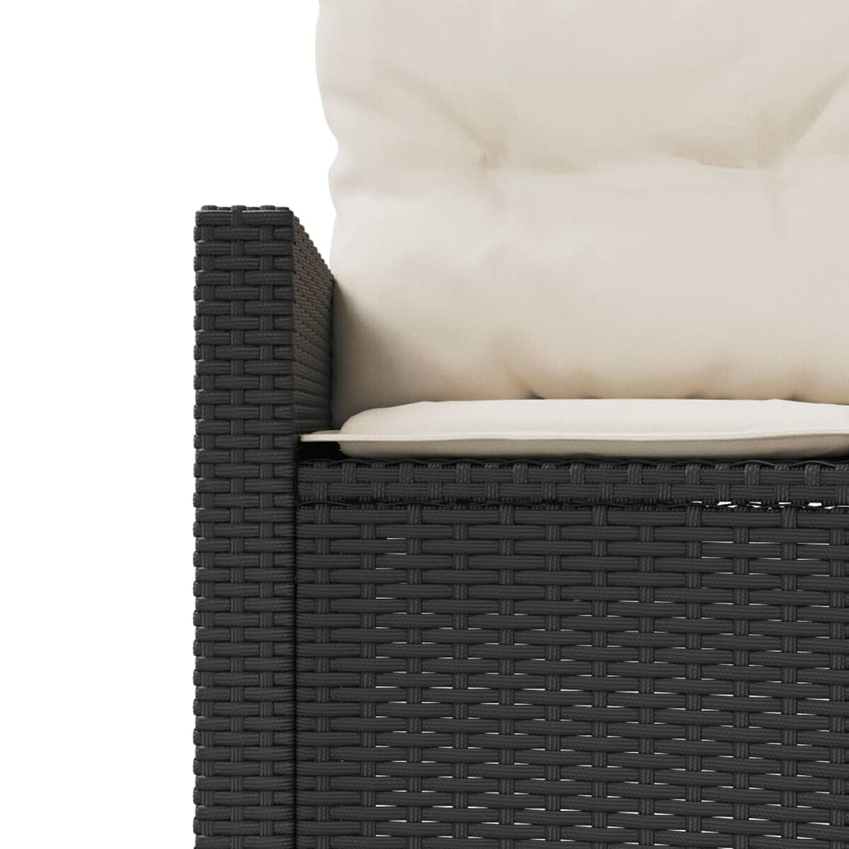 Primo piano di un cuscino nero intrecciato su una sedia in vimini marrone scuro.
