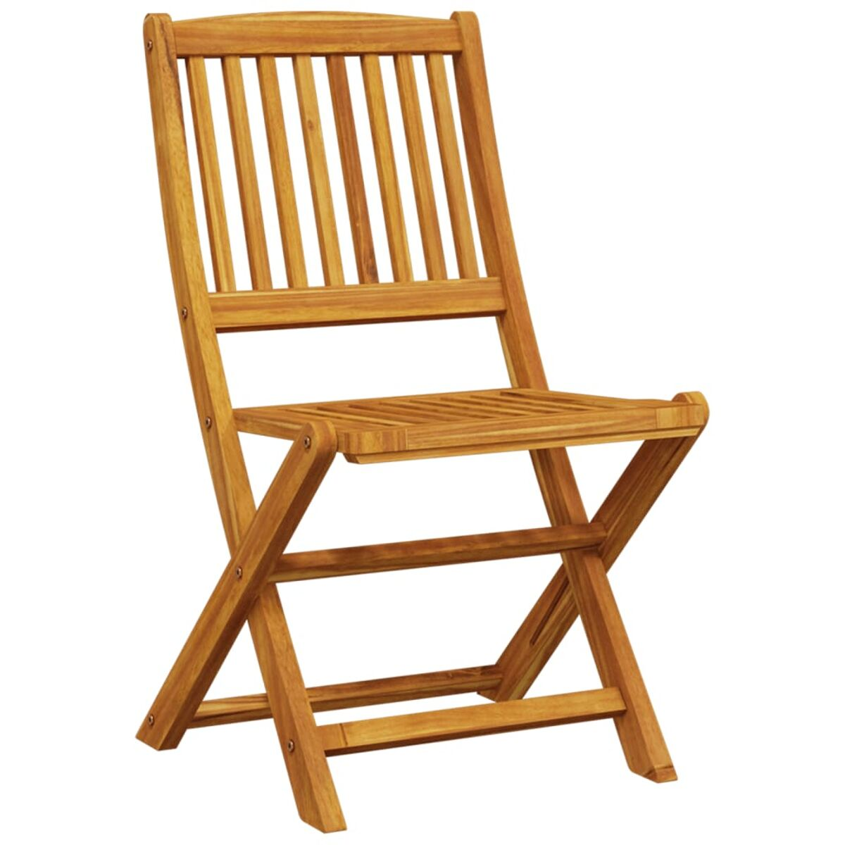 Sedia pieghevole in legno, con schienale a doghe. La sedia è aperta e pronta per sedersi. Sfondo bianco.