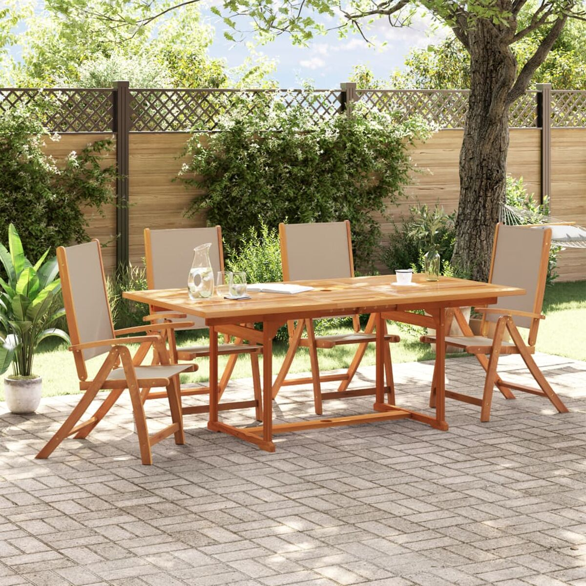 Un set da patio in legno con un tavolo e quattro sedie. La scena è all'aperto.