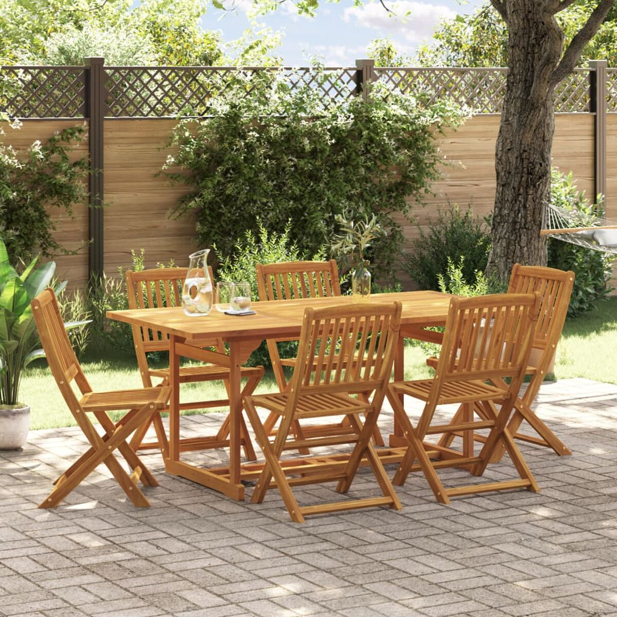 Set da pranzo da esterno in legno con tavolo e sei sedie, su un patio in mattoni.