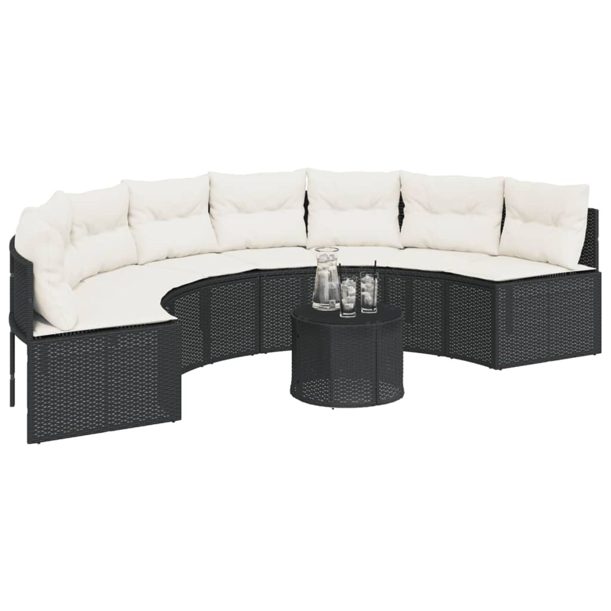 Set di divani curvi in vimini nero con cuscini bianchi e un tavolino con bicchieri.