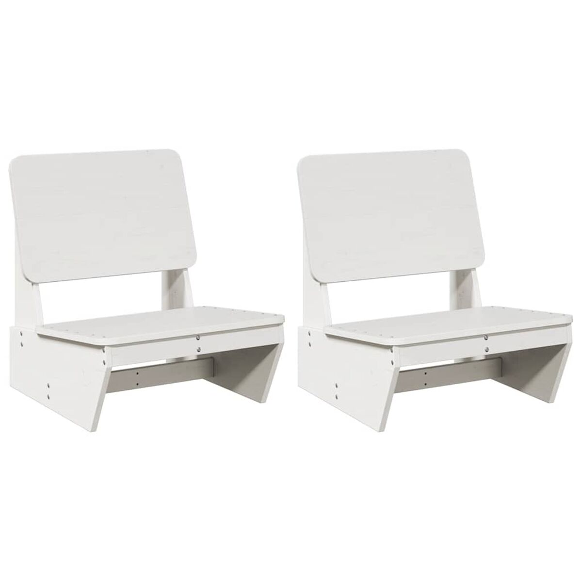 Due sedie in legno bianco. Design semplice. Schienali a doghe. Sfondo bianco.