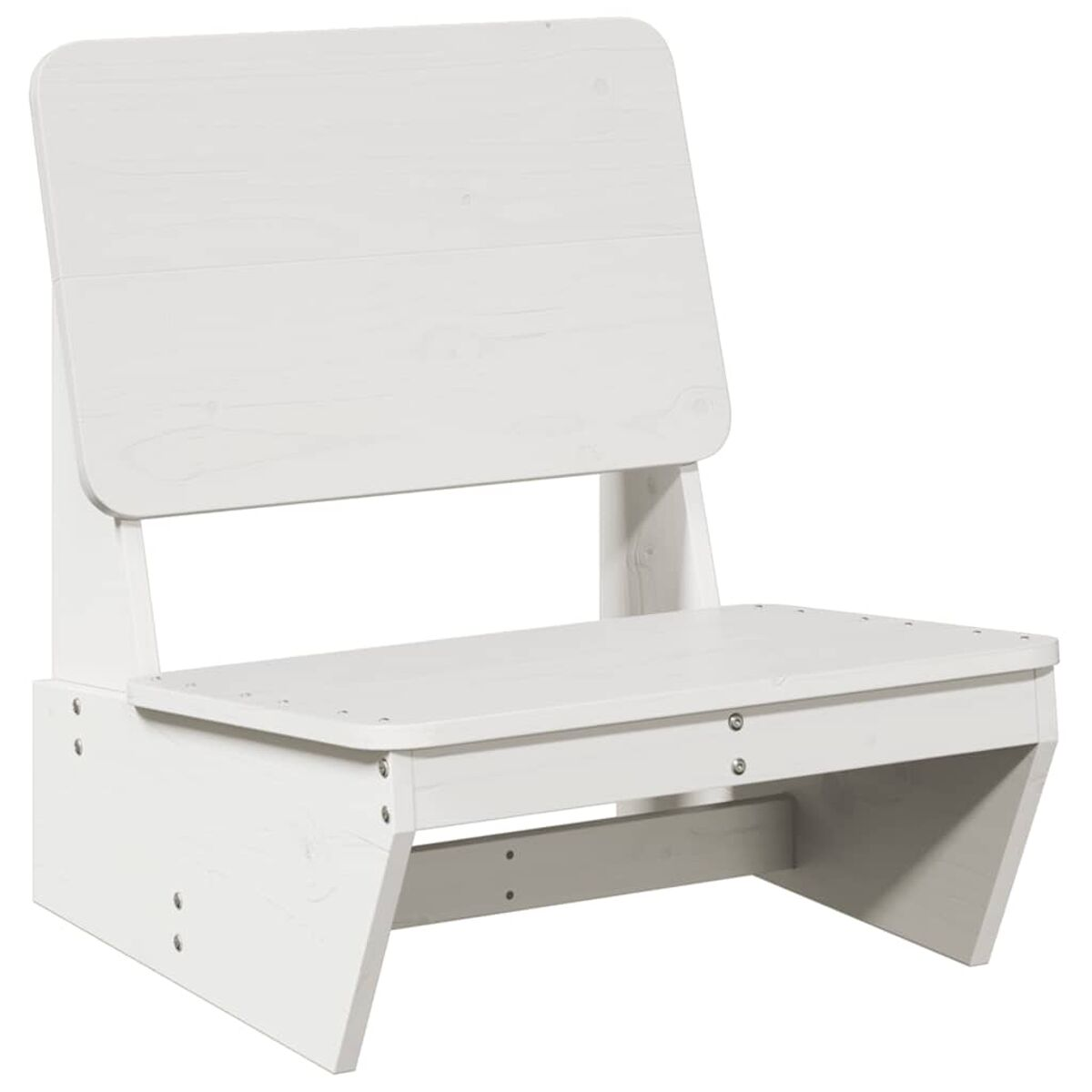 Sedia in legno bianca. Design semplice, colore chiaro. Sfondo bianco.