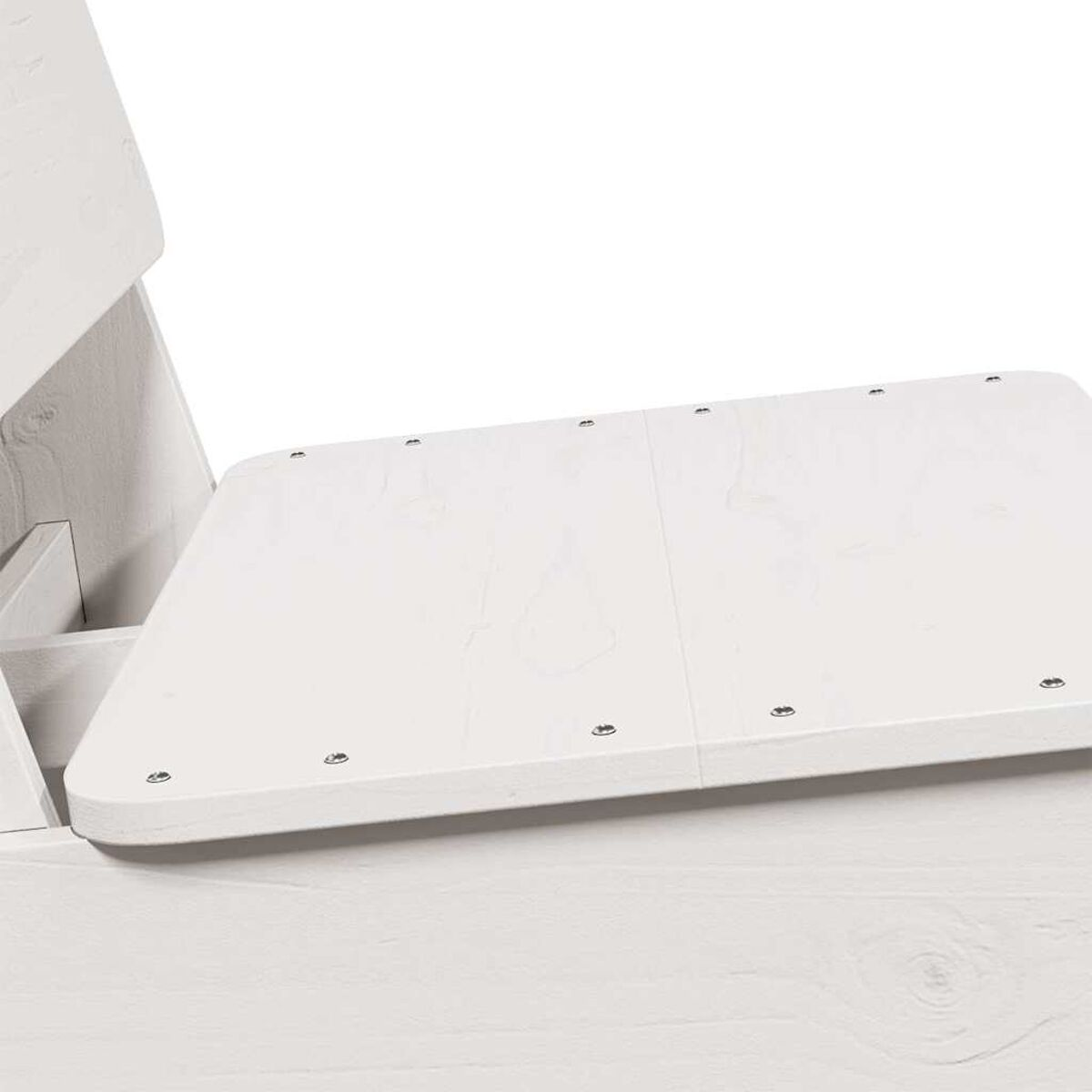 Primo piano di un tavolo in legno bianco. Il tavolo è piegato. Le viti sono visibili sulla superficie.