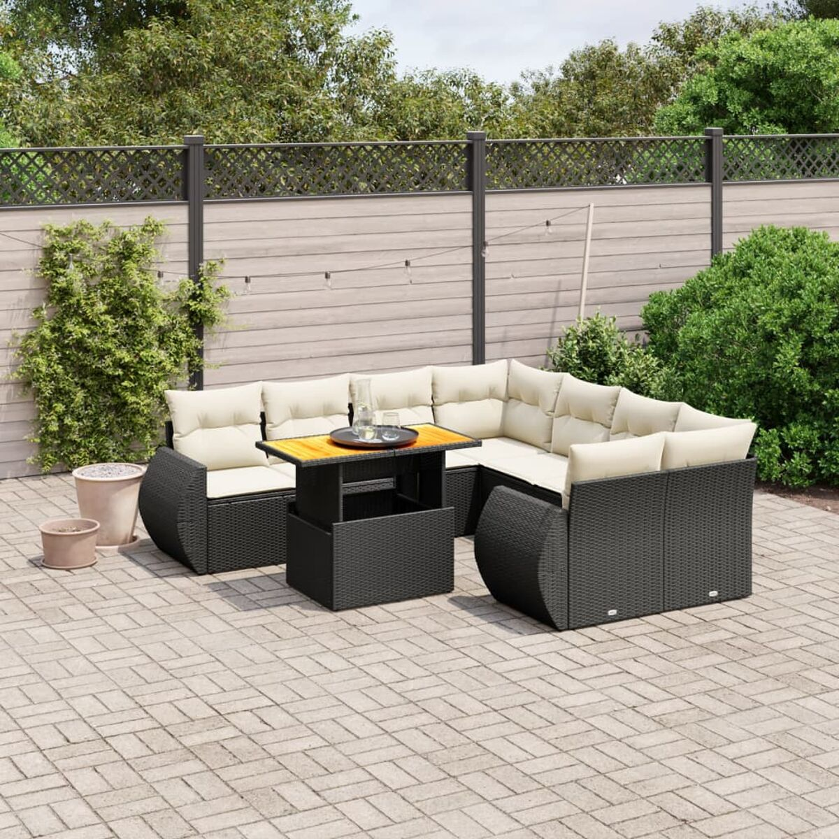 Terrassenmöbel-Set aus schwarzem Korbgeflecht und einem kleinen Tisch.