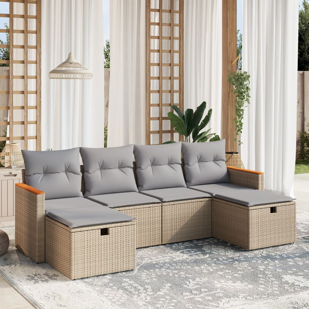 Ein Outdoor-Sofaset mit grauen Kissen und beigem Korbmuster.