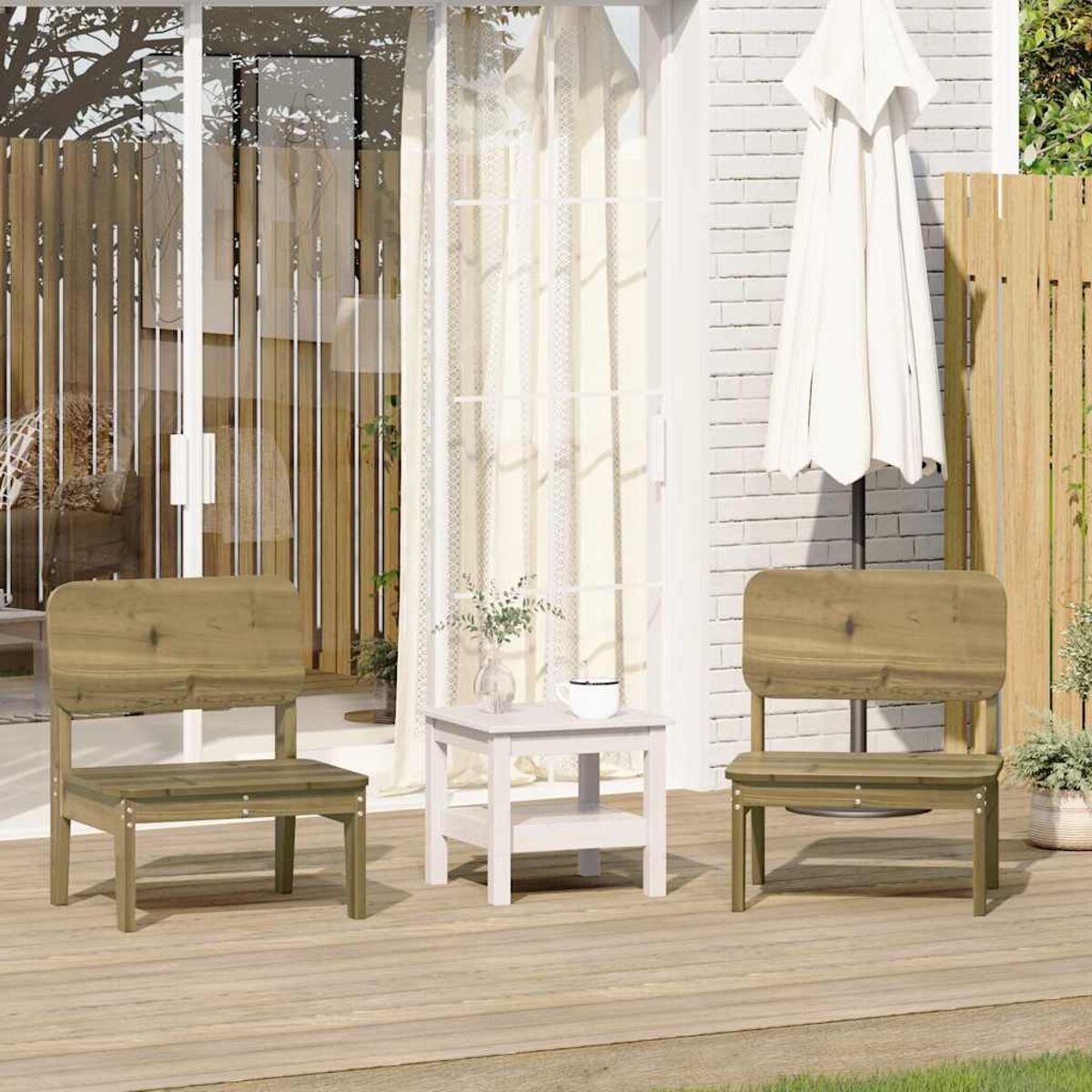 Dos sillas de madera y una pequeña mesa blanca en una terraza.