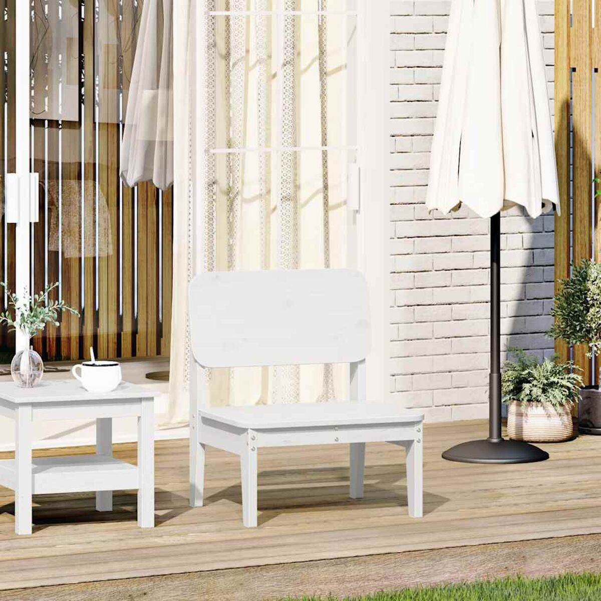 Set di sedia e tavolino bianchi su un terrazzo in legno con ombrellone.