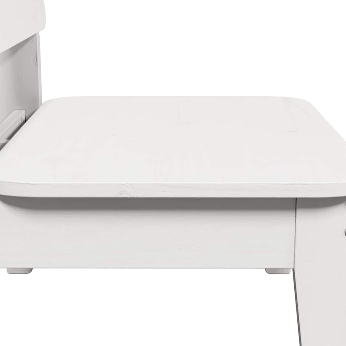 Tavolo in legno bianco dal design semplice. Il tavolo ha una superficie piana.