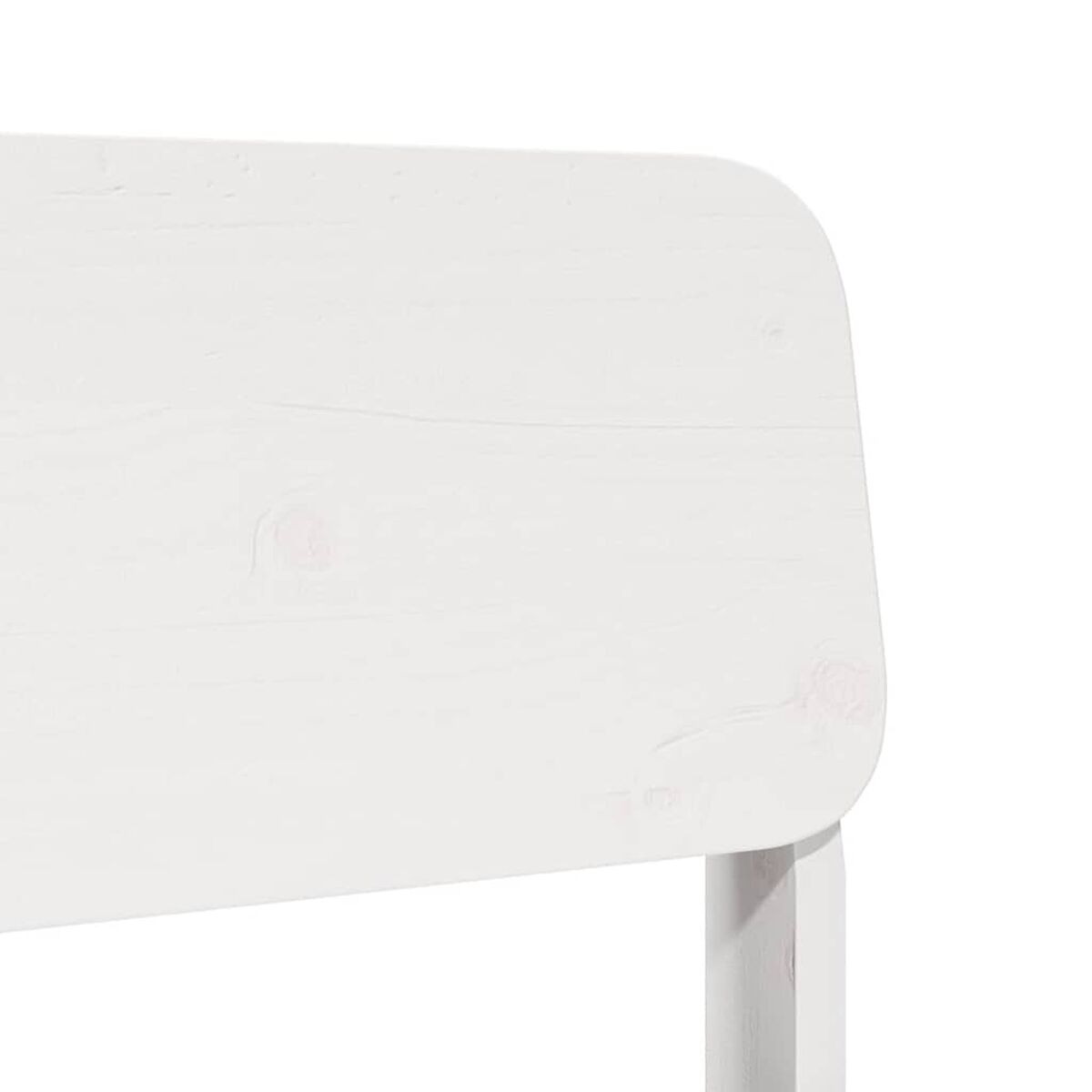 Un primo piano dello schienale in legno bianco di una sedia.