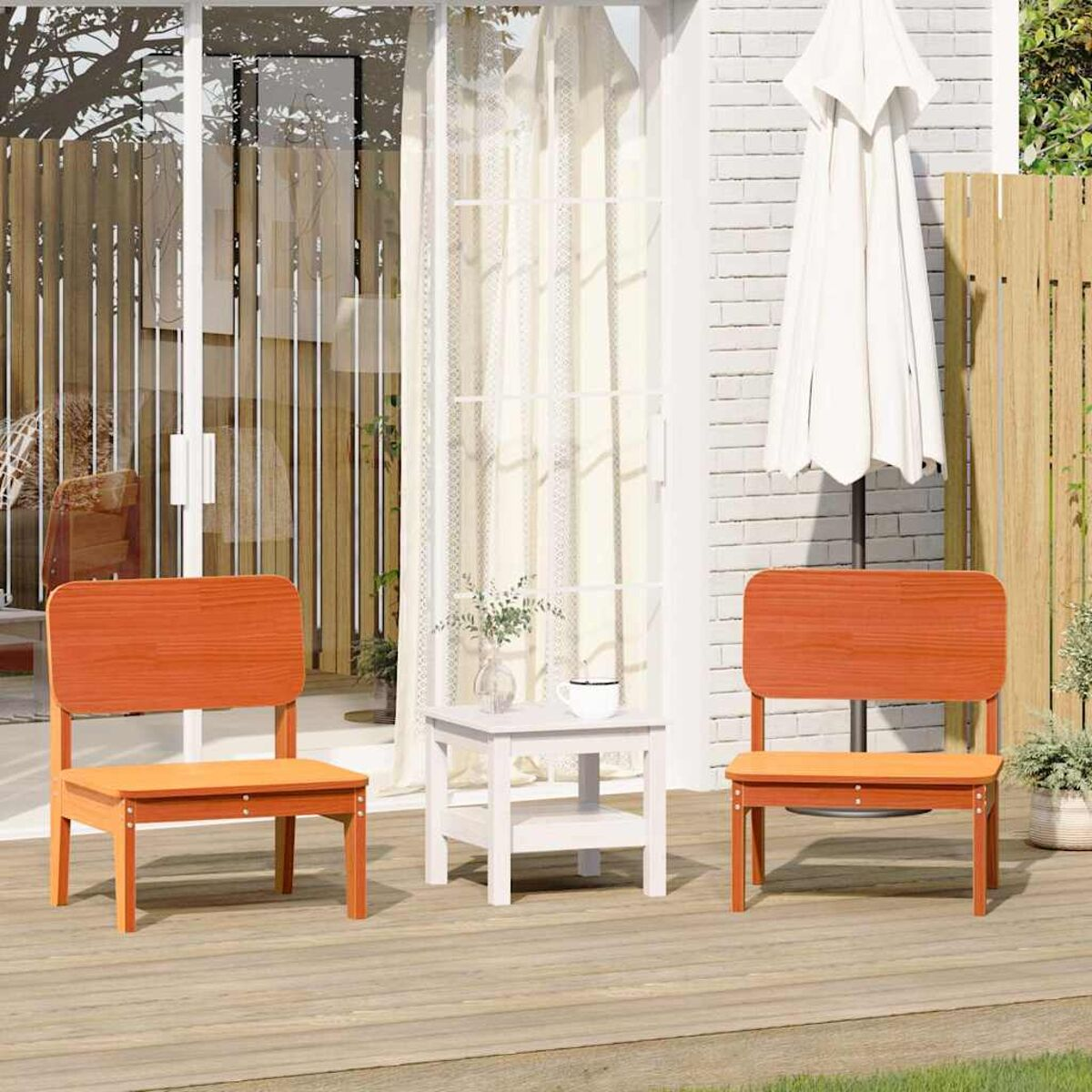 Zwei orangefarbene Holzstühle und ein weißer Beistelltisch auf einer Holzterrasse. Weißer Vorhanghintergrund.